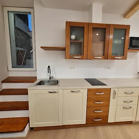 Apartma Danica شقة *