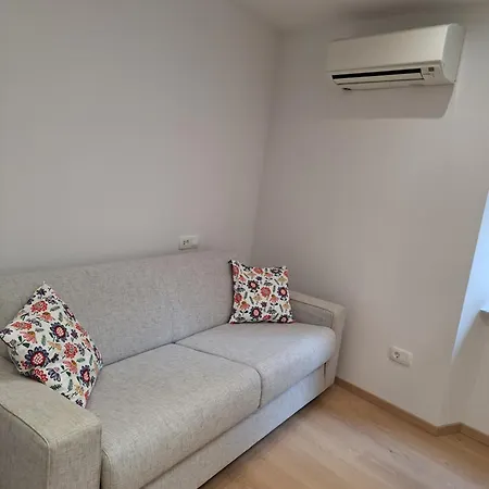 Apartma Danica *